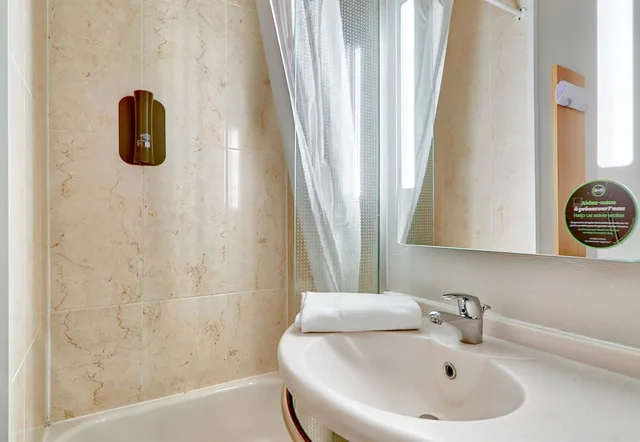 غرفة بسريرين منفصلين، B&B Hotel Clermont Ferrand Le Brezet Aeroport 3/4