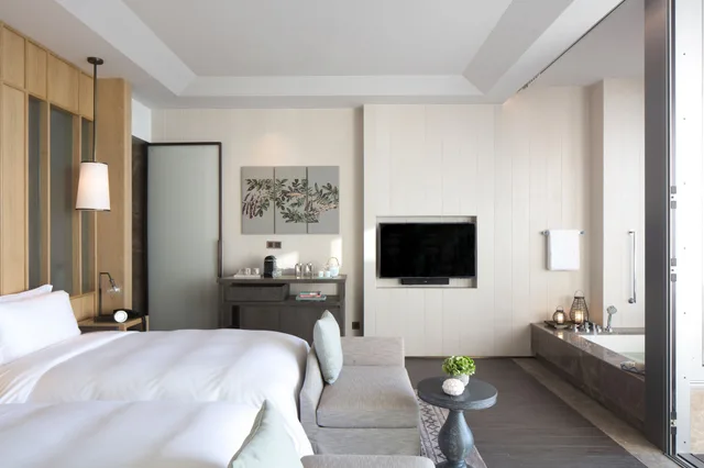 غرفة بسريرين منفصلين بإطلالة على البحر، Rosewood Sanya 1/5