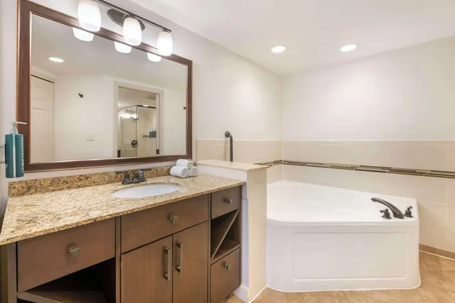 جناح بسرير كينج بشرفة بغرفة نوم واحدة مع أريكة، Hilton Vacation Club Aqua Sol Orlando West 2/2
