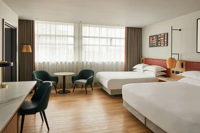 غرفة سوبيريور عائلية بسرير كينج وسرير كوين بإطلالة على المدينة، Manchester Piccadilly Hotel 1/3