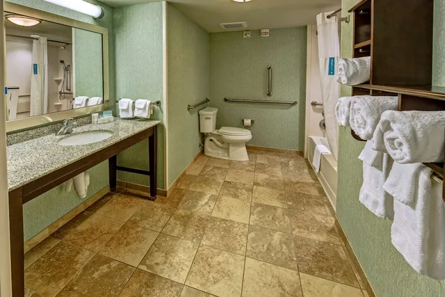 غرفة بسريرين كوين مع أريكة لذوي الإعاقة، Hampton Inn & Suites Destin 10/10