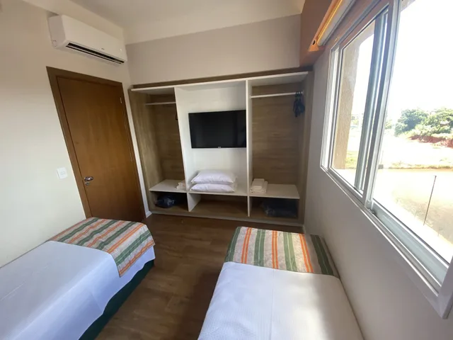 جناح بريميير بفراش فوتون وسريرين منفصلين وسرير كينج وسرير فردي بشرفة مع أريكة، Hot Beach Suites 1/7