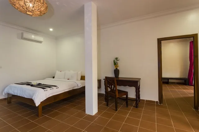 غرفة عائلية بسرير كوين وسريرين منفصلين بإطلالة على المسبح، Le Jardin d'Angkor Hotel 3/3