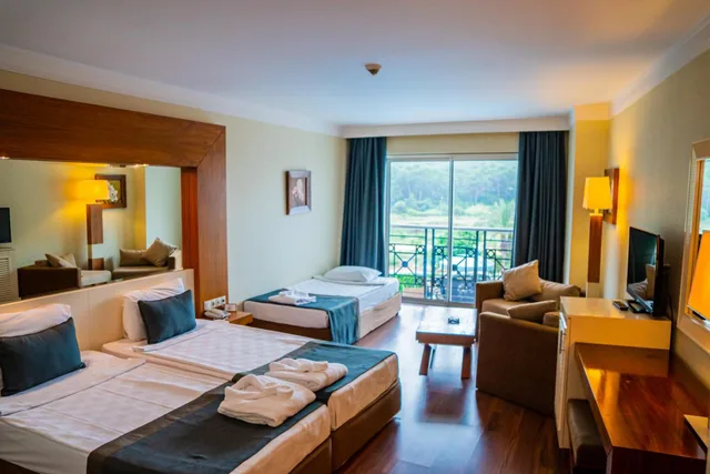 غرفة بسرير مزدوج أو سريرين منفصلين بإطلالة على المسبح، Meder Resort 2/10
