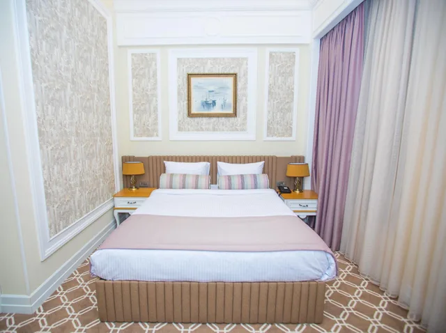 غرفة قياسية بسرير كينج، Theatrum Hotel Baku 1/5