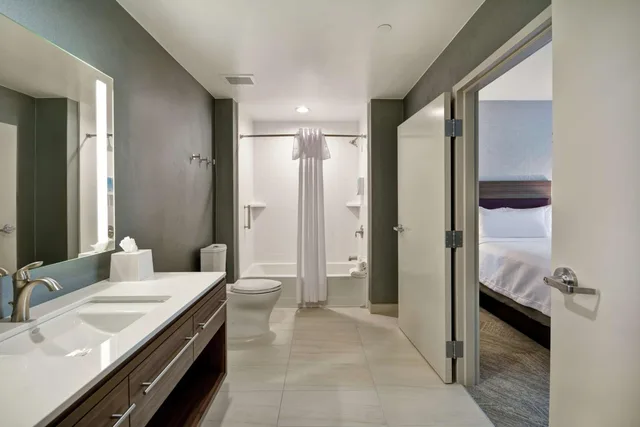جناح بسريرين كوين بغرفة نوم واحدة مع أريكة، Home2 Suites By Hilton Plano Legacy West 3/5