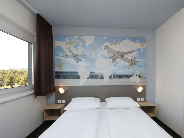 غرفة رباعية بسرير كوين وسرير بطابقين، B&B Hotel Berlin Airport 2/6