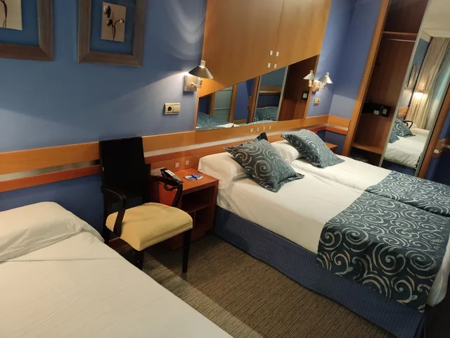 غرفة عائلية بفراش فوتون وسريرين منفصلين، Hotel Torresport 2/5