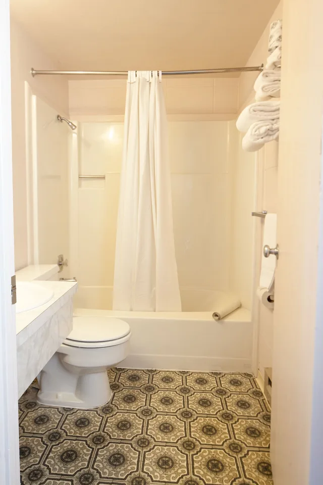Deluxe, 2 Queen Beds, Bennys Colville Inn 4/4