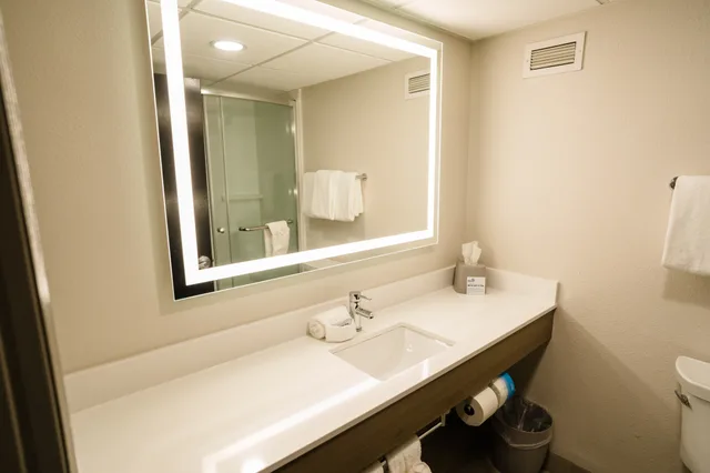 غرفة بسريرين كوين، Holiday Inn Express Hotel and Suites Knoxville-North-I-75 Exit 112 2/2