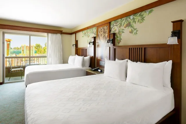 Room, King Bed, Downtown Disney View, 2 Sofa, Sofa، Disney Grand Californian 2/6