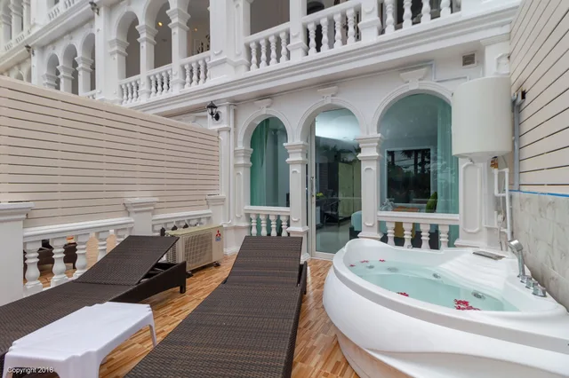Deluxe, Double Bed, Hot Tub, Pool Access, MODERN LIVING HOTEL 8/9