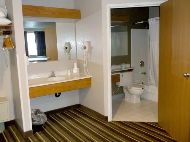 Studio, Suite, 2 Queen Beds, Super 8 By Wyndham Brookings 3/4