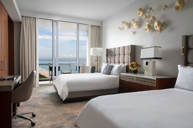 غرفة بسريرين كوين بإطلالة على البحر بشرفة، Ritz Carlton Bal Harbour 2/3