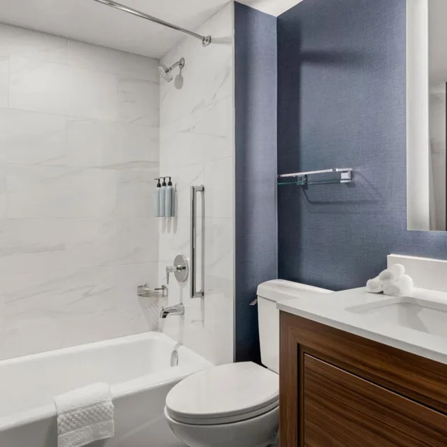 جناح بسريرين كوين بغرفة نوم واحدة مع أريكة، Residence Inn by Marriott Laval 3/4