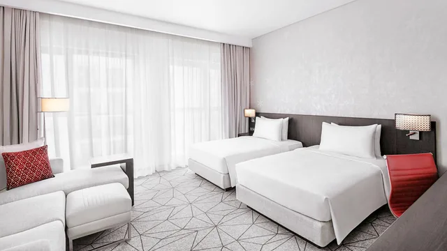 غرفة بسريرين منفصلين بإطلالة على المسبح، Hyatt Place Dubai Jumeirah 1/2