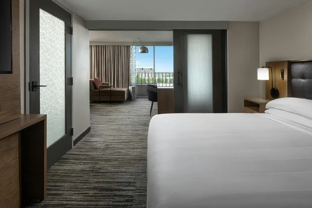 Topanga, Junior Suite, King Bed, Sofa, High Floor, Warner Center Marriott Woodland Hills 2/3