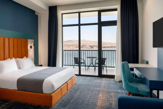 غرفة بسرير كوين بإطلالة على البحر، Gino Seaside Tbilisi, Trademark Collection By Wyndham 2/3