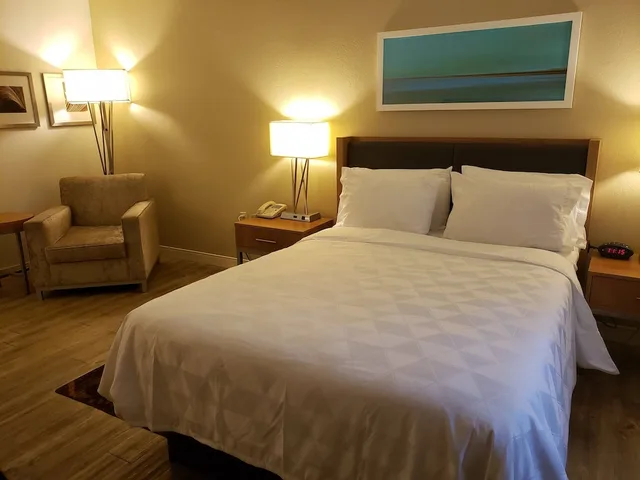 Standard, Queen Bed, Holiday Inn Express Pittsburgh-North(Harmarville) 3/6