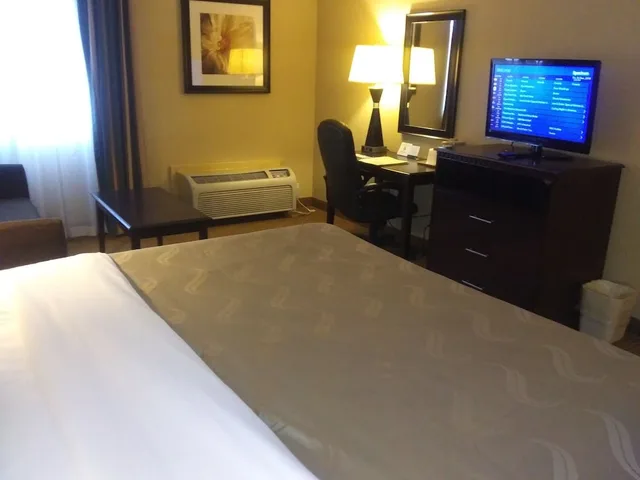 غرفة قياسية بسرير كينج مع أريكة، Quality Inn & Suites Syracuse Fairgrounds 7/10