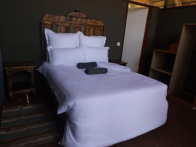 خيمة بسرير كينج، Lion Roars Lodge 1/3