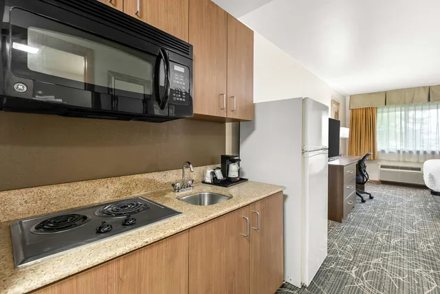 جناح بسرير كينج بجاكوزي، Best Western West Towne Suites 5/6