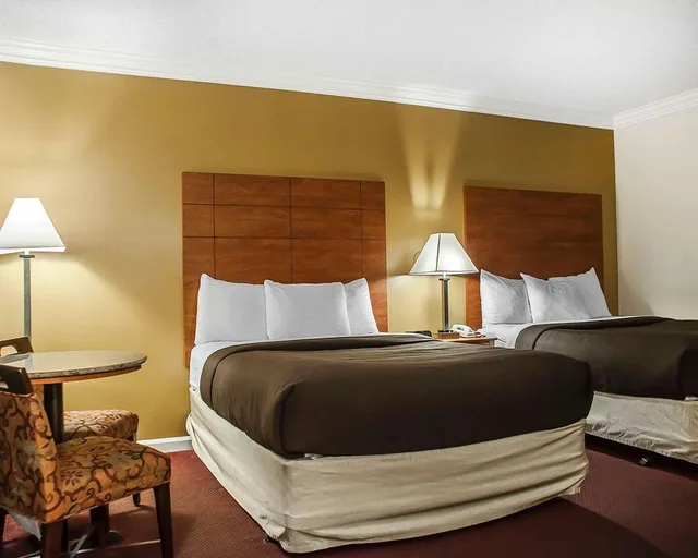 Room, 2 Double Beds, Econo Lodge At The Falls North 1/1