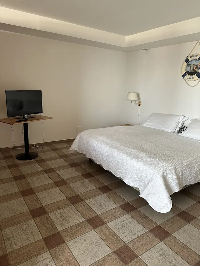 استوديو كومفورت بسرير مزدوج بشرفة بإطلالة جزئية على البحر مع أريكة، Nauthotel Porto San Vito 1/3