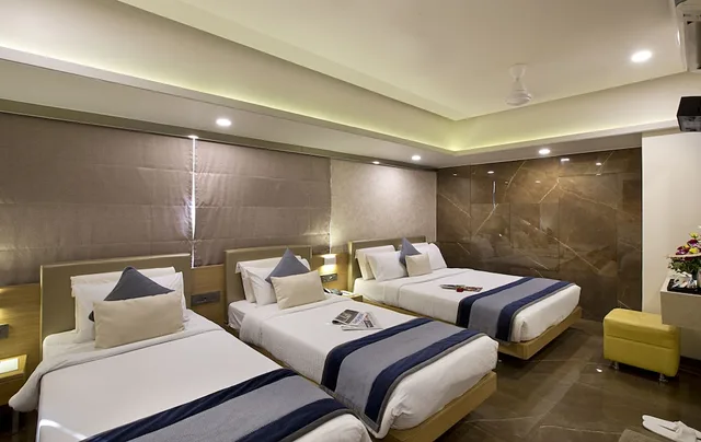 غرفة أساسية ثلاثية بسرير كينج وسرير فردي، Oyo Premium 091 Vile Parle East 3/10
