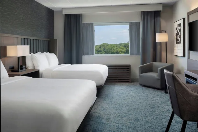غرفة تقليدية بسريرين كوين، Sheraton Framingham Hotel Conference Center 1/10
