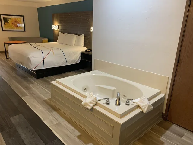 جناح رئاسي بسرير كينج، La Quinta Inn & Suites by Wyndham OKC North - Quail Springs 6/6