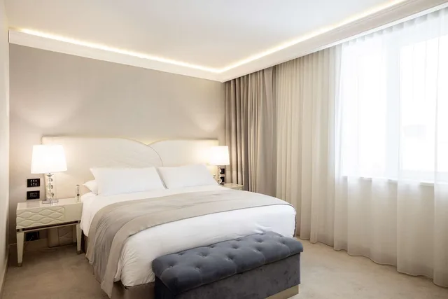 غرفة بسرير كوين، Tresor Le Palais Timisoara, Curio Collection by Hilton 2/10