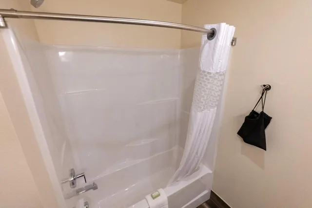 Standard, Queen Bed, Cobblestone Hotel & Suites-Sheldon 6/6