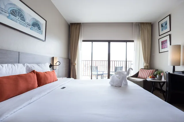 Superior City View, Deevana Plaza Phuket Patong 1/9