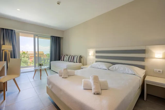 غرفة ثلاثية، Cnic Gemini Hotel 2/7