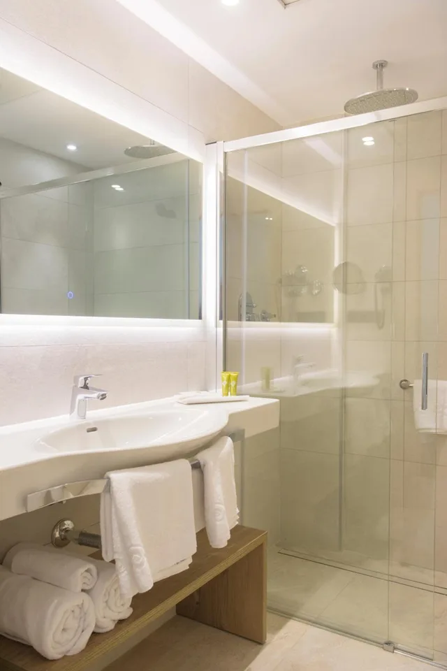 جناح جونيور بشرفة، Presidente Hotel 9/9