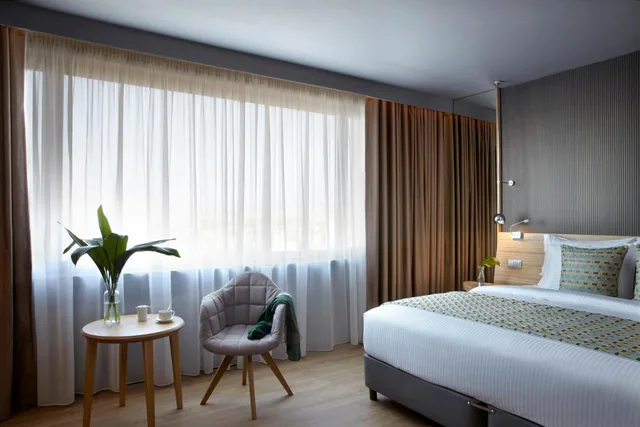 غرفة قياسية بسريرين منفصلين وسرير كينج بإطلالة على المدينة لذوي الإعاقة، Wyndham Grand Athens 3/5