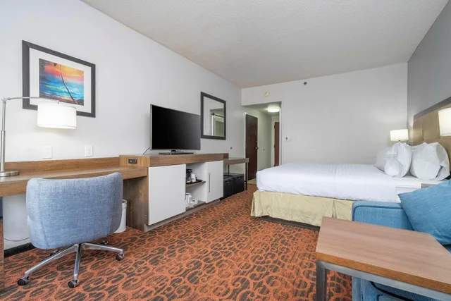غرفة بسرير كينج مع أريكة بحوض استحمام، Hampton Inn Spring Hill 3/5