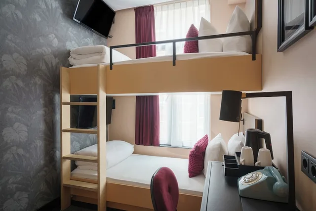 غرفة صغيرة بسريرين منفصلين وسرير بطابقين، Krisotel Amsterdam 1/3