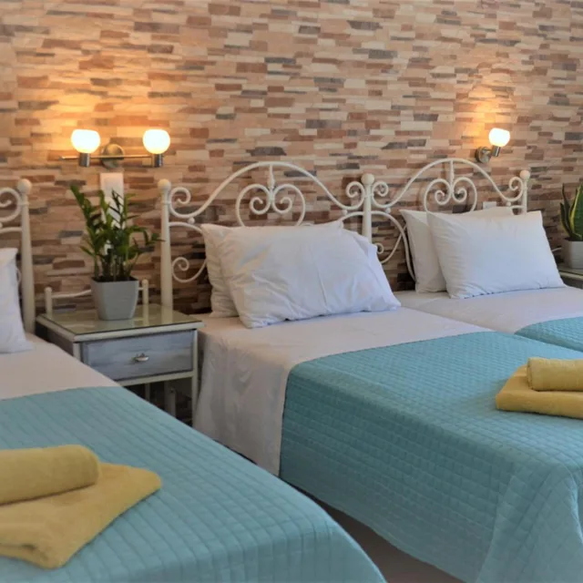 غرفة ثلاثية، Kastro Hotel 10/10