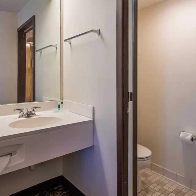 غرفة بسرير كوين بإطلالة، Charlevoix Inn Suites, SureStay Collection by Best Western 9/9