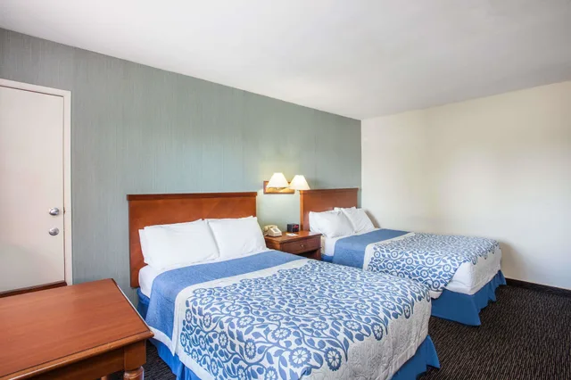 غرفة بسريرين مزدوجين، Days Inn by Wyndham Anaheim Near The Park 3/6