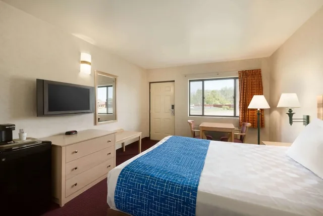 غرفة بسرير كوين، Travelodge by Wyndham Niagara Falls 2/4