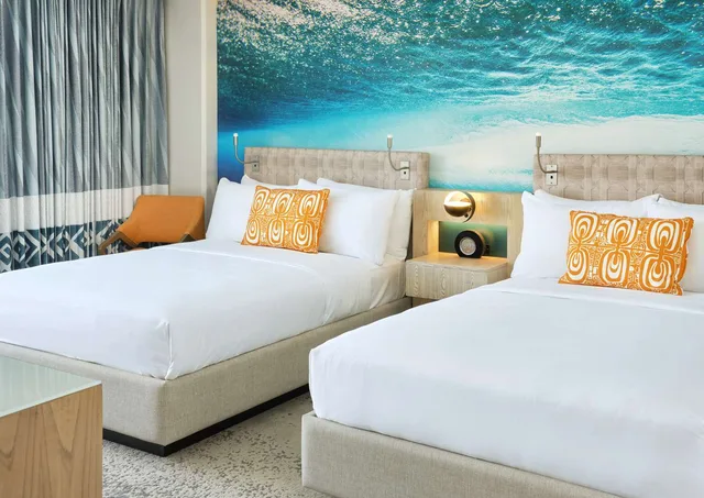 غرفة بسريرين مزدوجين بإطلالة على البحر لذوي الإعاقة، OUTRIGGER Waikiki Beachcomber 2/3