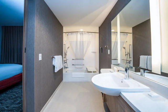 جناح بسرير كينج مع سرير سحّاب إضافي لذوي الإعاقة، SpringHill Suites by Marriott Kenosha 7/10