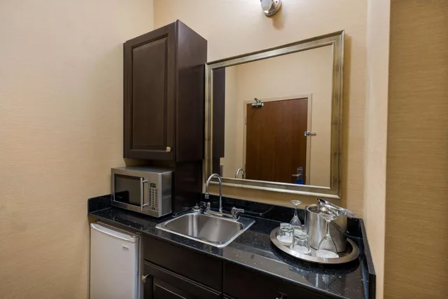 جناح بسرير كينج بغرفة نوم واحدة مع أريكة، Best Western Sunrise Inn and Suites 7/8