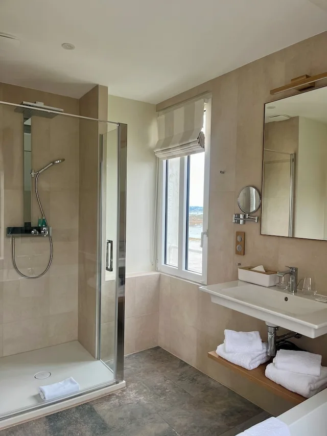 غرفة كلاسيكية بسرير كينج، Logis Hotel De Carantec 2/4