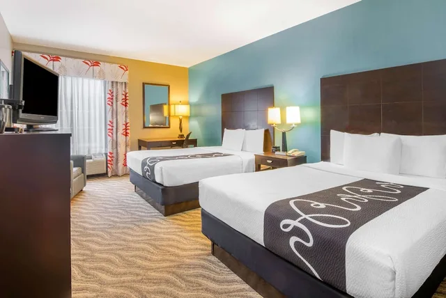 غرفة بسريرين كوين، La Quinta Inn Suites Glen Rose 2/3