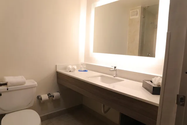 غرفة بسرير كينج في الطابق الأرضي، Holiday Inn Express Piedras Negras 7/10