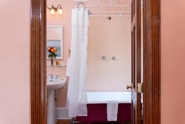 جناح بسرير كوين، Engadine Inn & Cabins 2/2